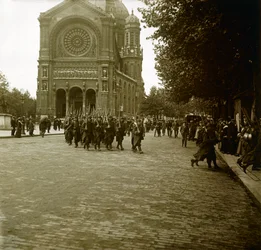 Fotografia - Placa de vidro estereoscópica na Primeira Guerra Mundial: Em Paris, após a mobilização, jovens recrutas partem para a frente, Colecção Privada