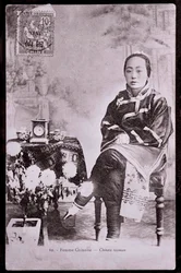Retrato de mulher chinesa em traje tradicional Ela tem pés em tiras - Fotografia do início do século 20 - Coleção particular