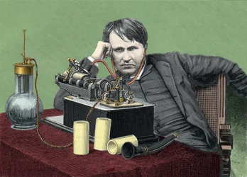 Retrato de Thomas Edison (1847-1931), físico americano, com seu fonógrafo. Gravado por volta de 1900.