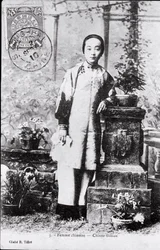 Retrato de uma jovem chinesa em traje tradicional Fotografia do início do século XX - Colecção privada