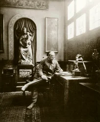 Retrato do escritor francês Anatole France (1844-1924) em 1904, em seu escritório. Coleção Particular