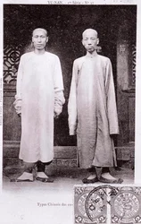 Retrato de dois chineses da região de Yunnan em traje tradicional Fotografia do início do século XX - Colecção privada