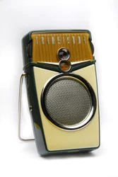 Natureza morta de um RÁDIO TRANSISTOR ou RÁDIO POCKET ou RÁDIO TRANSISTOR PORTABILIZADOR.