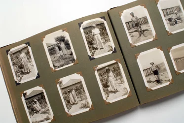 Natureza morta de um álbum de fotografias (fotográfico) por volta de 1925.