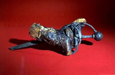 Espada em raiz de árvore (ferro e madeira)