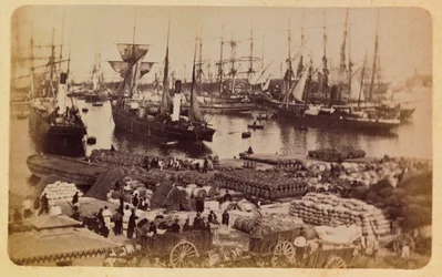 A cidade de Marselha e seus arredores por volta de 1885 -1890: Bassin de la Joliette, embarque de carga em gatos, Colecção privada