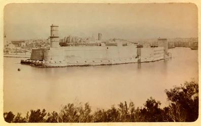 A cidade de Marselha e seus arredores por volta de 1885 -1890: Forte Saint Jean, vista do faro, coleção particular