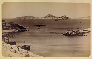A cidade de Marselha e arredores por volta de 1885 -1890: o castelo de If e as ilhas, colecção privada