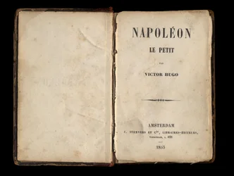 Página de título de "Napoleão o Pequeno", panfleto político de Victor Hugo sobre Louis-Napoleão Bonaparte (Napoleão III). 1855.