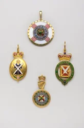 Reino Unido - Ordem de Cardo - Esquerda: insígnia de arauto das armas escocesas, esta insígnia não está exclusivamente ligada à Ordem de Cardo, meados do século XVIII, Ouro e Esmaltes, H 7 cm; w 3,8 cm; peso: 36 g - Direita: insígnia de reitor do O