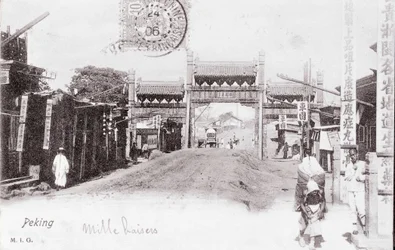 Vista de uma Porta da Cidade de Pekin, China Fotografia de 1906 - Coleção Particular
