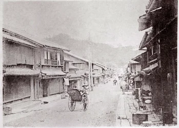Vista de uma rua de aldeia na China Fotografia do início do século XX - Colecção privada