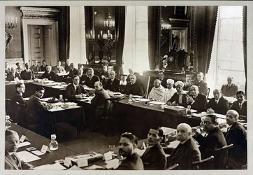 deuxieme conference de la Table ronde - Mahatma Gandhi - Segunda Conferência da Mesa Redonda em Londres, Anónimo. Fotografia de Gelatina Prata