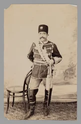 Retrato de corpo inteiro de Mozaffar al-Din Shah, final do século 19 ao início do século 20 (impressão de gelatina de prata)