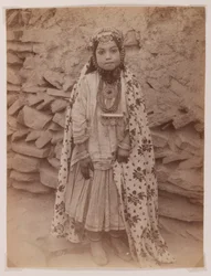 Menina adornada em jóias de prata (impressão de albúmen de prata)