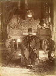 Nasruddin Shah sentado diante do Trono do Pavão, Palácio de Golestan, Teerão