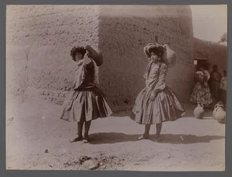Duas mulheres carregando jarros de barro que não usam meia-calça (impressão de albúmen de prata)