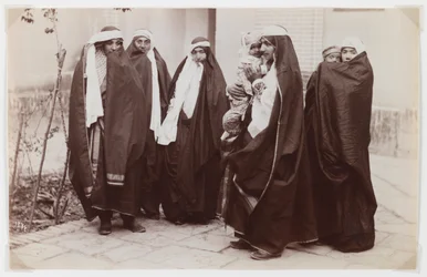 Grupo de mulheres veladas com um bebê (foto albumina de prata)