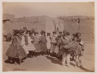 Grupo de mulheres dançando em traje tribal (impressão albumen prata)
