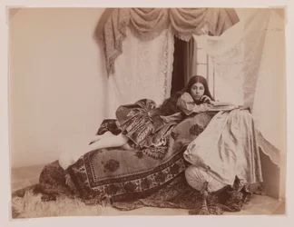 Tiro estúdio, de, um, reclinar, senhora, lendo um livro, (silver, albumen, print)