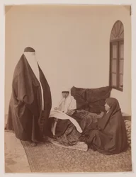 Duas mulheres veladas e uma criança (foto albúrea de prata)