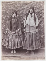 Duas mulheres em traje tribal (impressão de albúmen de prata)