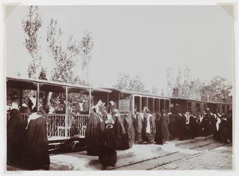Mulheres veladas a bordo de um trem (foto de albúra de prata)