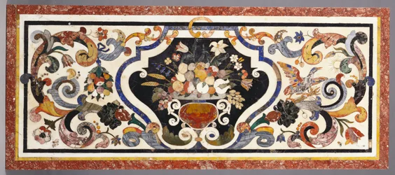 Tampo de mesa de pietra dura florentino centralizado por uma tigela de frutas e flores