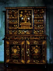 Armário de marchetaria (madeira)