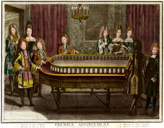 Philippe de França, Duque de Anjou, então Rei de Espanha (1683-1746), Carlos, Duque de Berry (1686-1714) e Príncipe de Gales tocando pórtico no primeiro apartamento de Luís XIV em Versalhes - Gravura de Antoine Trouvain (1656-1708) Coleção particular - Cha