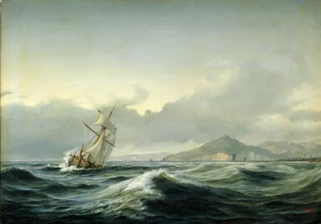 Paisagem marítima com um barco à vela num mar agitado. Ao fundo, uma costa rochosa