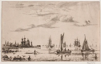 Navios e barcos em clima calmo na costa