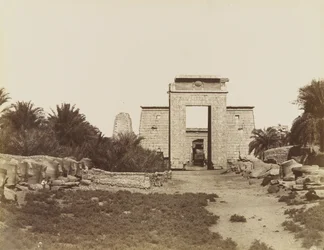 Esfinges de Karnak e o Pylon de Ptolomeu