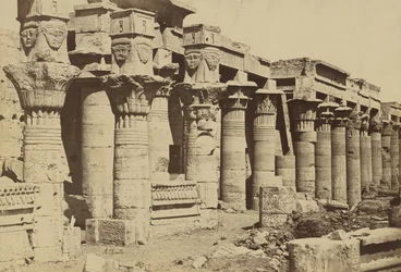 Philae: Colonnade com capela de Nectenebo I