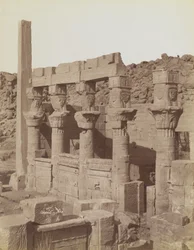 Philae, vista do nordeste do extremo sul do Colonnade Oeste e do Pórtico de Nectanebo, no Templo de Isis