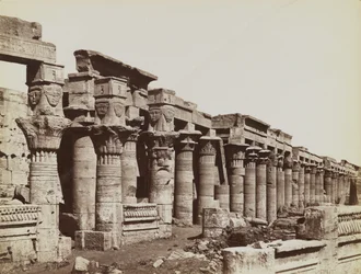 Philae, vista do sudeste do Colonnade Oeste no Templo de Isis