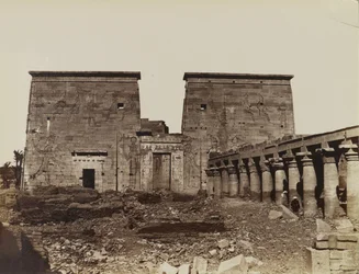 Philae, vista do Pylon com Colunas