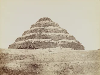 Pirâmide em Saqqara, vista de sudeste da Pirâmide do Degrau