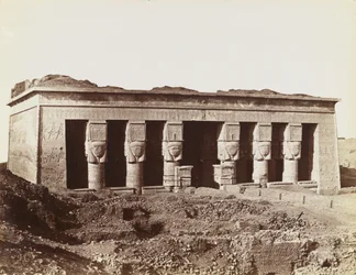 Templo de Dendera, vista do nordeste da fachada do templo