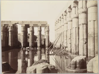Templo de Luxor (Vista da Corte de Amenhotep III) (albumen fotografia prateada)