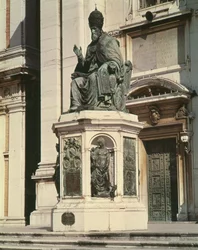 Monumento ao Papa Sixtus V fora da Basílica de Loreto