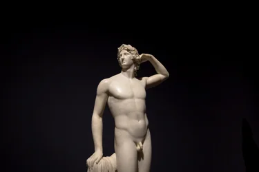 MILÃO, ITÁLIA - junho de 2020: a antiga escultura Apolo a cantar para si próprio - 1782 - Ant..., 2019 (foto)