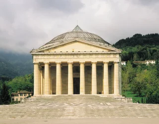 Pronaos, Templo de Canova (Tempio Canoviano) ou Igreja Arciprestal da Santíssima Trindade, concebida por Antonio Canova (1757-1822), Possagno, Véneto, Itália