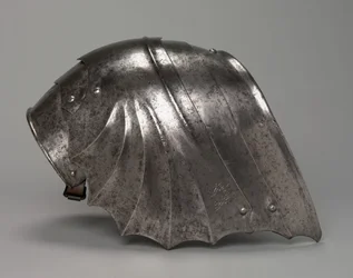 Pauldron gótico em forma de leque, c.1485-1500 (aço)
