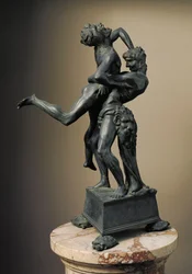 As doze obras de Hércules: "Heracles (Hércules) Lift the Giant Ante" escultura de bronze de Antonio Benci chamada Le Pollaiolo (Pollaiuolo) (1431-1498) 1475 Dim. 45 cm Museo del Bargello, Florença