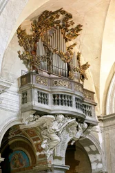 Órgão Testa com escultura de mármore