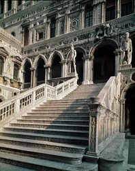 Vista da Scala dei Giganti (escadaria dos Gigantes) que conduz à entrada do Palácio Ducal (palazzo ducale) feita por Antonio Rizzo (1430-1499) 1483-1491 Veneza