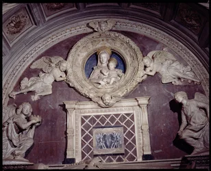 O Túmulo do Cardeal de Portugal, pormenor da parte superior redonda da Virgem e do Menino, 1460-6 detalhe em mármore de 97657