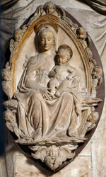 Virgem e criança na mandorla. Escultura em baixo relevo