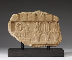 Fragmento de um Frieze com um Ibex e Oryxes, século V-4 a.C. (calcário)